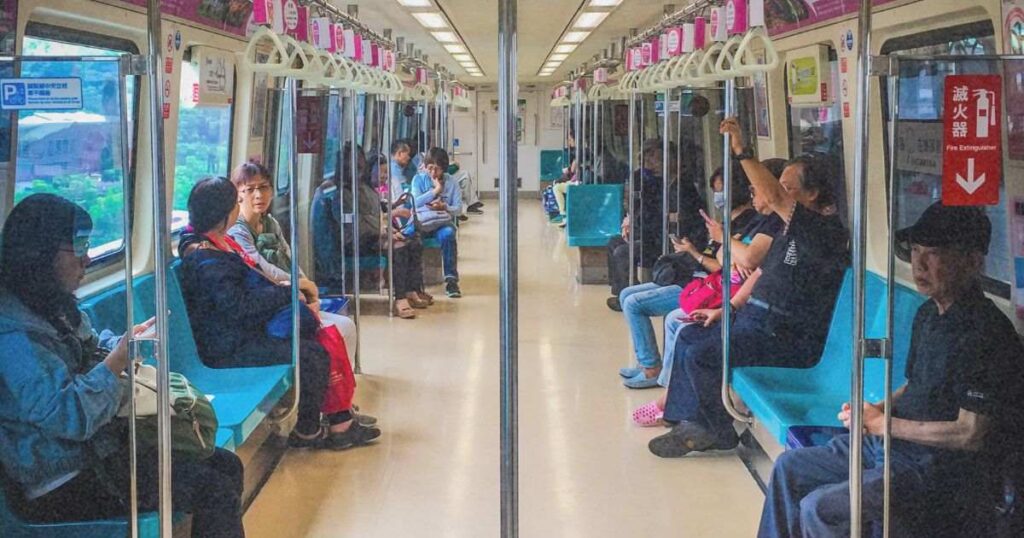  Be Careful Where You Sit on Public Transportation + 10 Travel Tips for Beginners in Taiwan